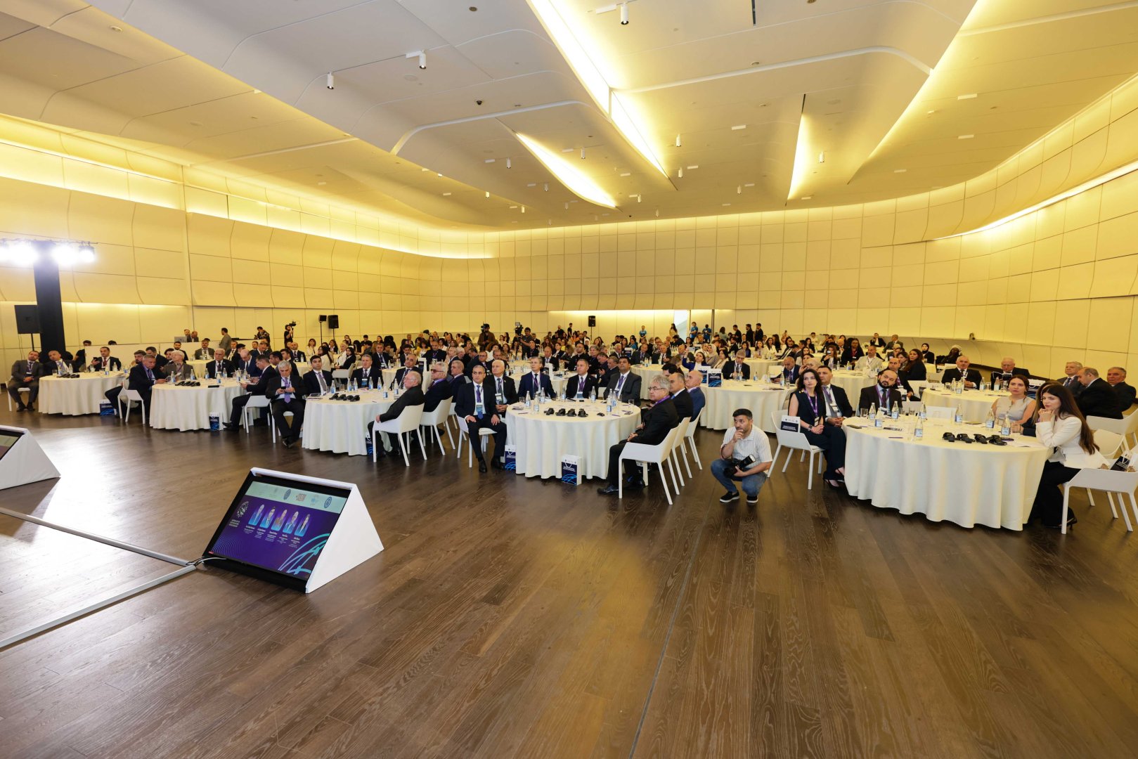 UNEC VIII İqtisadiyyat və İdarəetmə Sahəsində Tədqiqatçıların beynəlxalq elmi konfransı öz işinə başlayıb (FOTO)
