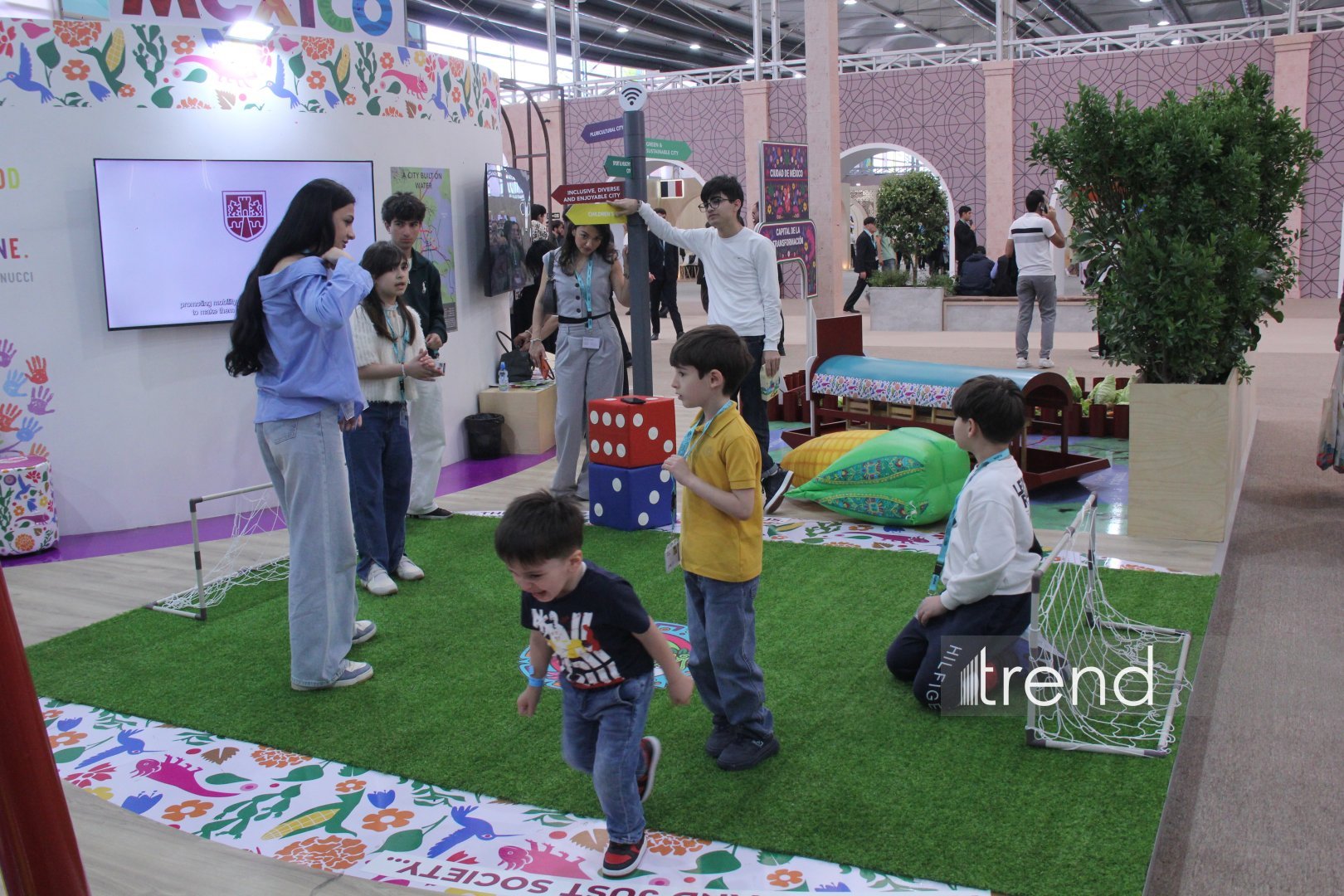 WUF13 - Gələcəyin şəhərlərinin forumu incəsənət və mədəniyyət ocağına çevrilib (FOTO)