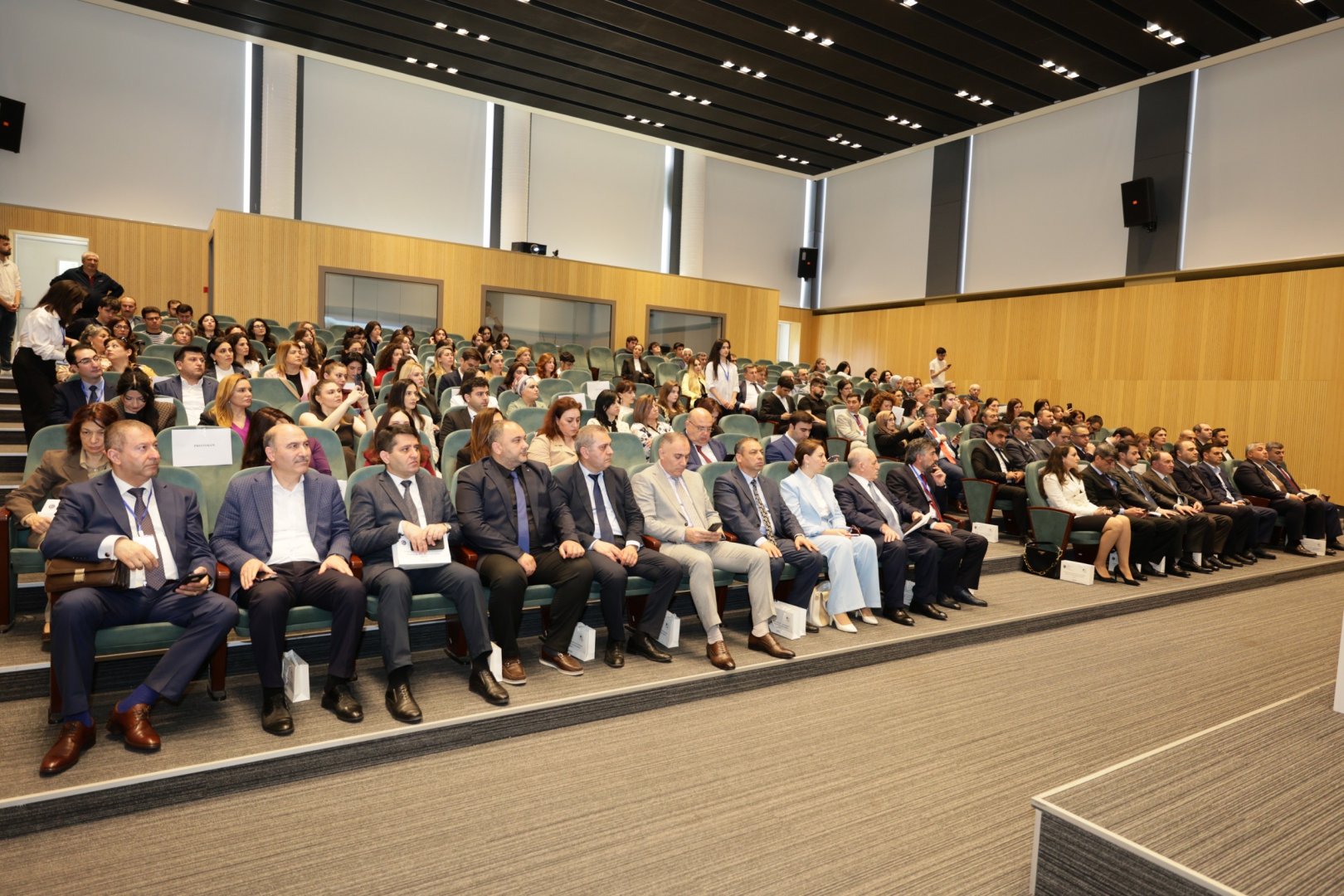 UNEC-də “Biznesin dayanıqlı artımı və inkişafı” mövzusunda beynəlxalq elmi simpozium keçirilib