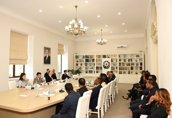 Bakı Şəhər İcra Hakimiyyətində Dubaydan gələn nümayəndə heyətləri ilə görüşlər keçirilib (FOTO)