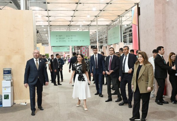 Heydər Əliyev Fondunun vitse-prezidenti Leyla Əliyeva və Bakı Media Mərkəzinin rəhbəri Arzu Əliyeva "Urban Expo" sərgisi ilə tanış olublar (FOTO)