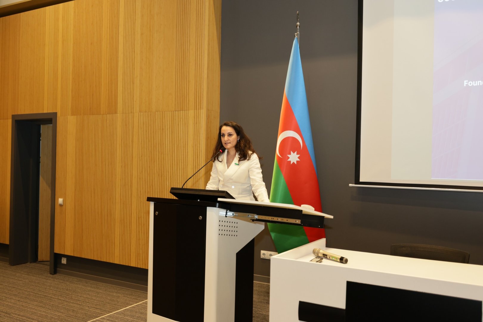 UNEC-də “Biznesin dayanıqlı artımı və inkişafı” mövzusunda beynəlxalq elmi simpozium keçirilib