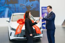 Bank Respublika ad günündə müştərisinə avtomobil təqdim etdi (FOTO)