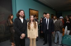Heydər Əliyev Mərkəzində perulu rəssamın fərdi sərgisinin açılışı olub (FOTO)