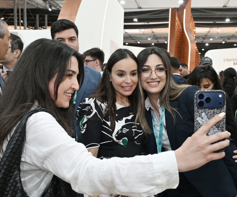 Heydər Əliyev Fondunun vitse-prezidenti Leyla Əliyeva və Bakı Media Mərkəzinin rəhbəri Arzu Əliyeva "Urban Expo" sərgisi ilə tanış olublar (FOTO)