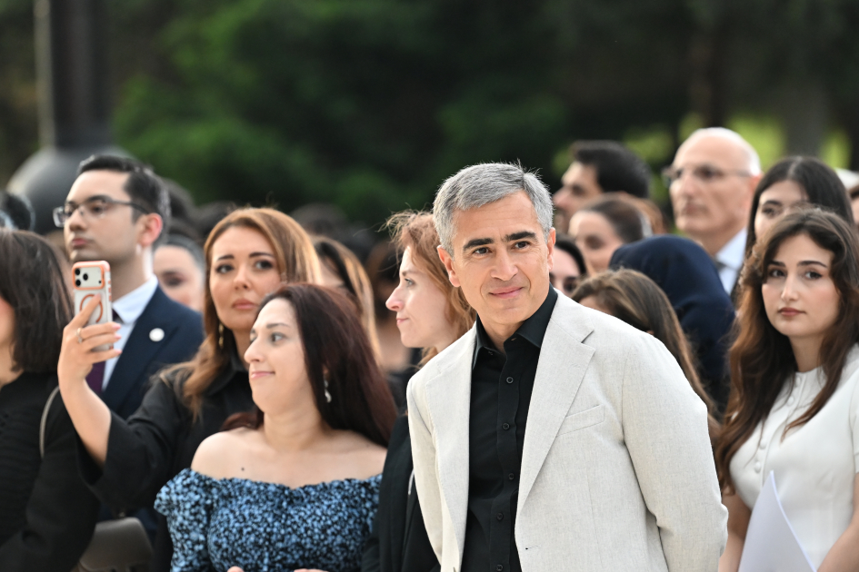 Heydər Əliyev Mərkəzində perulu rəssamın fərdi sərgisinin açılışı olub (FOTO)