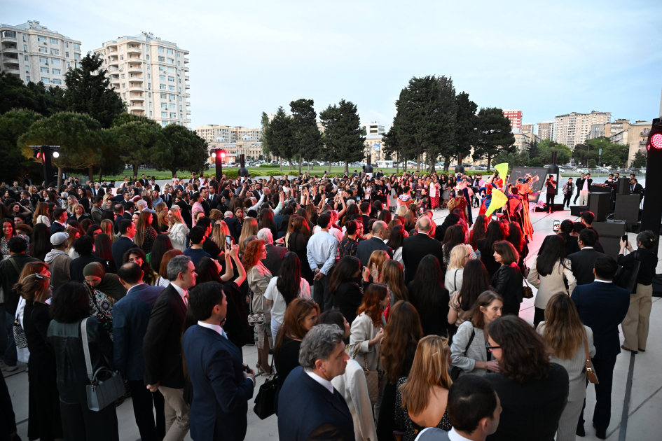 Heydər Əliyev Mərkəzində perulu rəssamın fərdi sərgisinin açılışı olub (FOTO)
