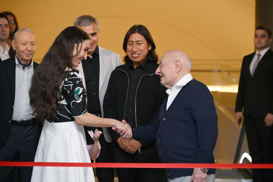 Heydər Əliyev Mərkəzində perulu rəssamın fərdi sərgisinin açılışı olub (FOTO)