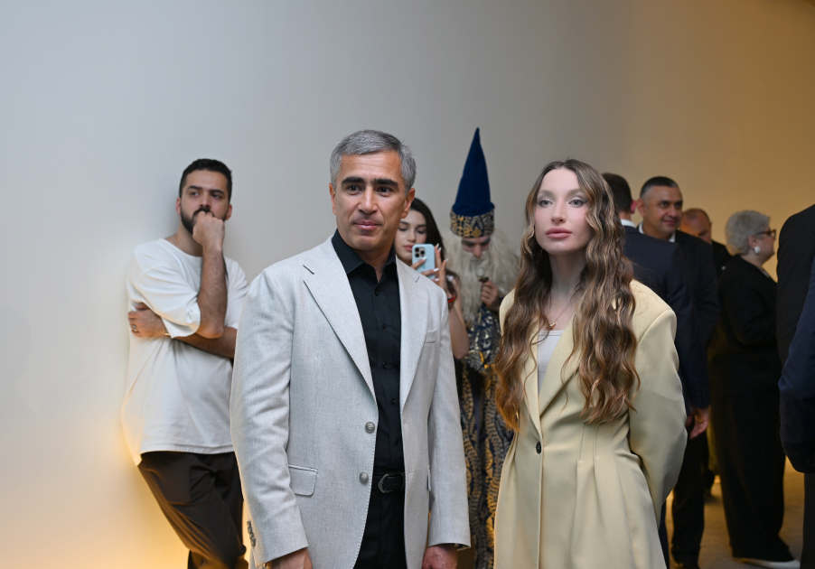 Heydər Əliyev Mərkəzində perulu rəssamın fərdi sərgisinin açılışı olub (FOTO)