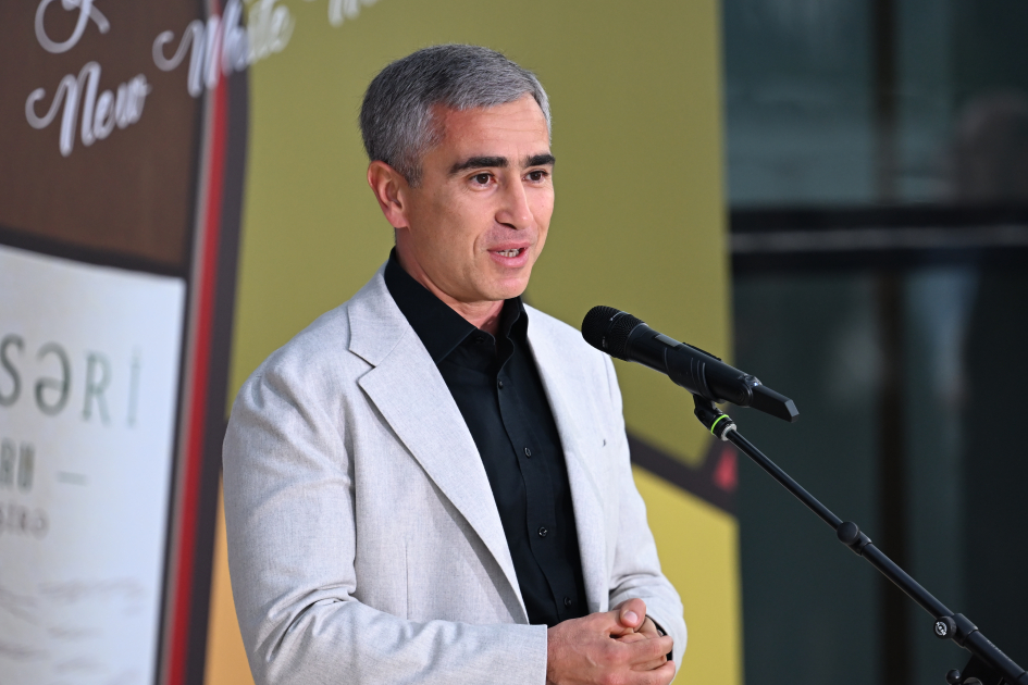 Heydər Əliyev Mərkəzində perulu rəssamın fərdi sərgisinin açılışı olub (FOTO)