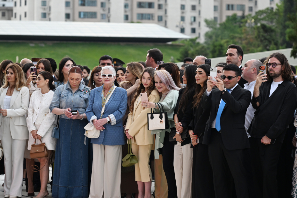 Heydər Əliyev Mərkəzində perulu rəssamın fərdi sərgisinin açılışı olub (FOTO)