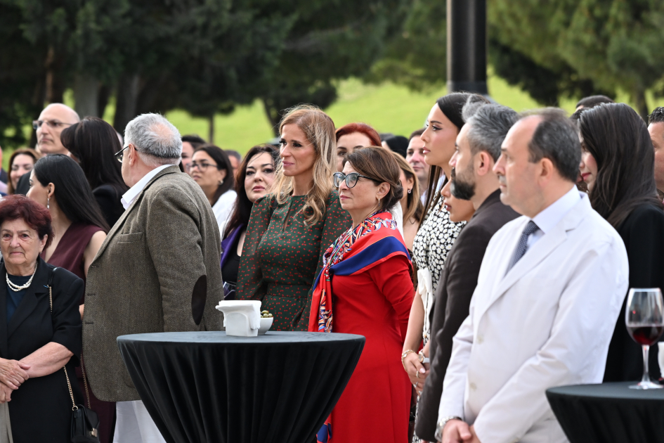 Heydər Əliyev Mərkəzində perulu rəssamın fərdi sərgisinin açılışı olub (FOTO)