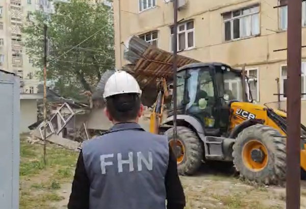 Sumqayıtda qanunsuz tikili sökülüb (FOTO)