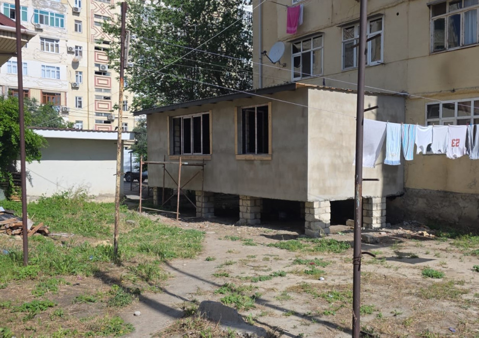 Sumqayıtda qanunsuz tikili sökülüb (FOTO)