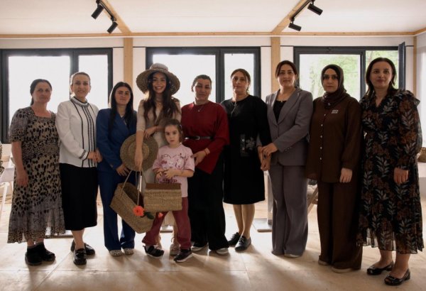 Leyla Əliyeva Masallıda həsirçiliklə məşğul olan qadınlarla görüşüb (FOTO)