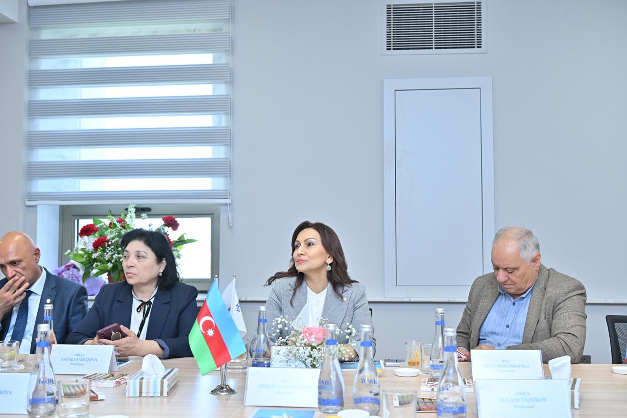 AzMİU-da dil, milli kimlik və tarixi şüura həsr olunmuş nüfuzlu elmi seminar keçirilib (FOTO)