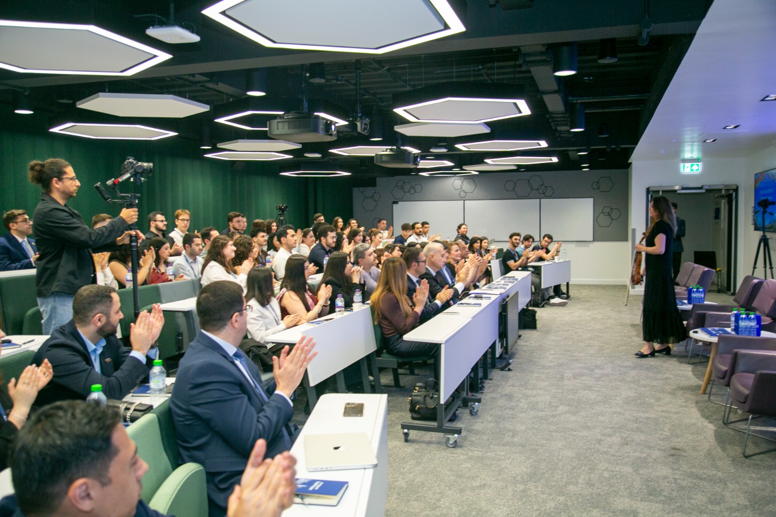 Birləşmiş Krallıqdakı Azərbaycanlı Gənclərin I Forumu geniş coğrafi təmsilçiliklə yadda qalıb (FOTO)