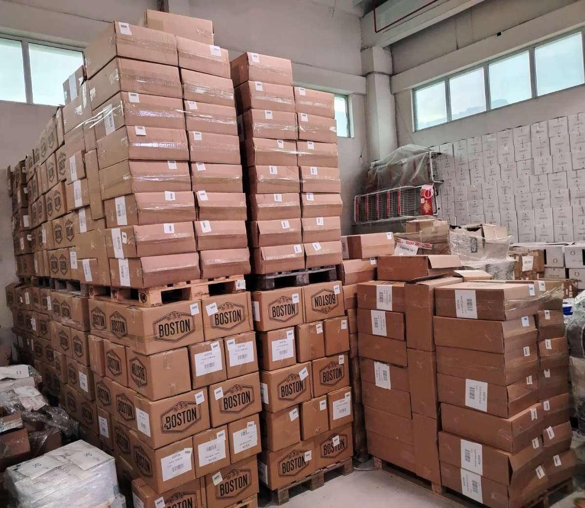 Azərbaycana qanunsuz gətirilən 10 milyon ədəd siqaret ələ keçirildi (FOTO)