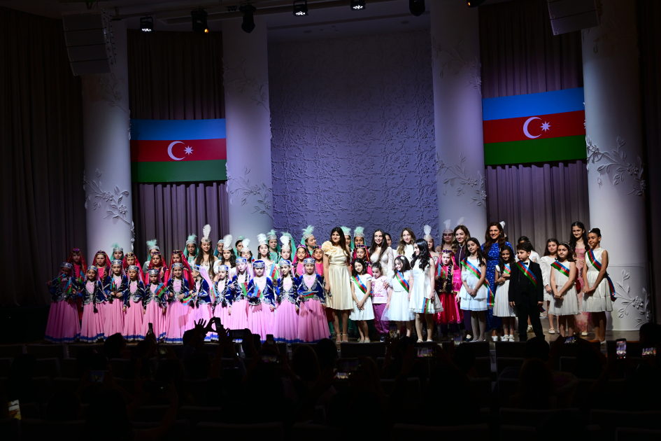 Leyla Əliyeva və Alona Əliyeva SƏNƏT Uşaq Musiqi və İncəsənət Mərkəzində təşkil olunan konsert proqramını izləyiblər (FOTO)