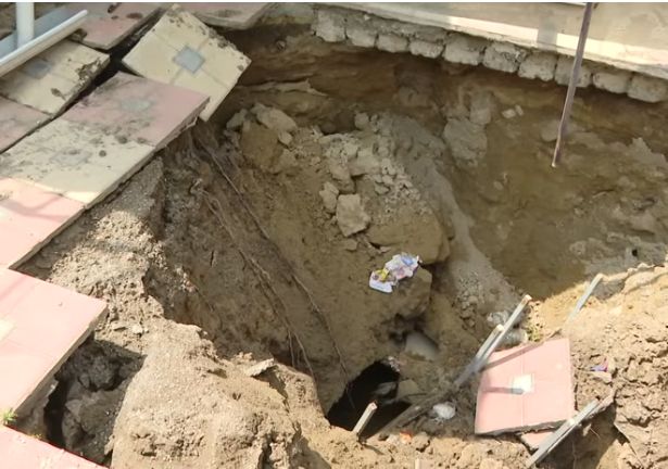 Bakıda evin bir hissəsi kollektora çökdü (FOTO)