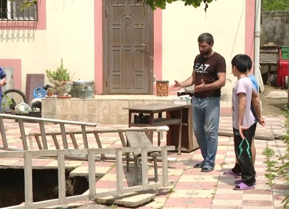Bakıda evin bir hissəsi kollektora çökdü (FOTO)