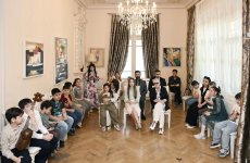 Alona Əliyeva Maqsud İbrahimbəyov Yaradıcılıq Mərkəzində uşaqlar üçün xeyriyyə ustad dərsində iştirak edib (FOTO)