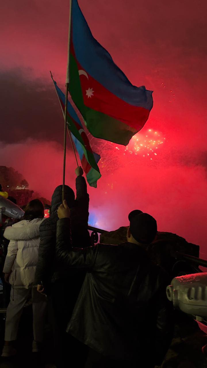 Azərbaycan bayrağının rəngləri Niaqara şəlaləsində (FOTO)