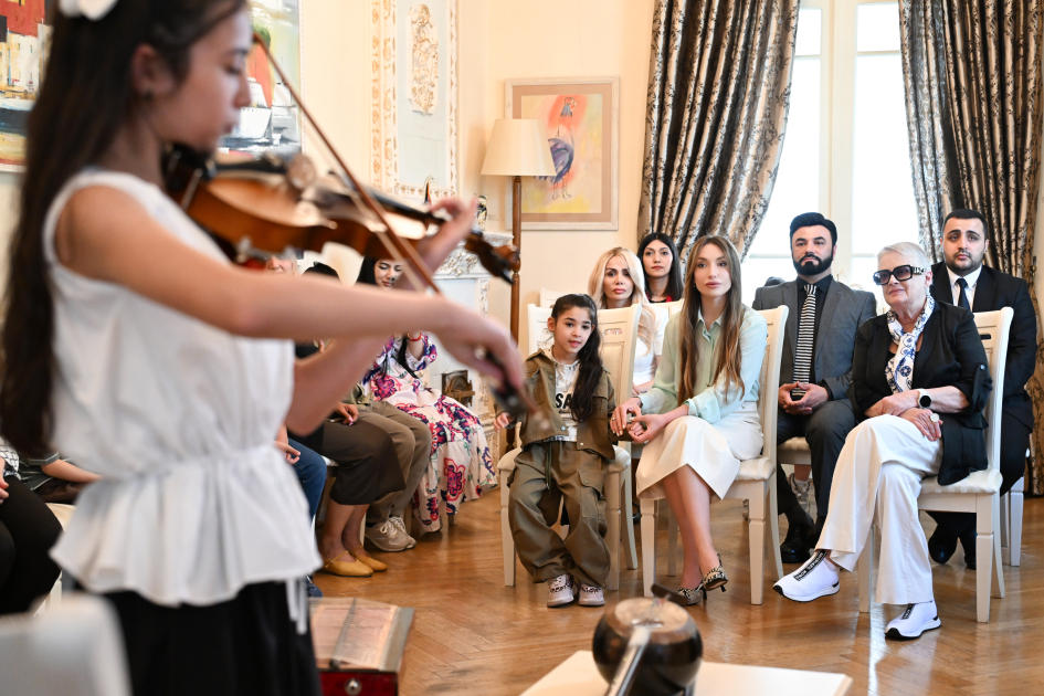 Alona Əliyeva Maqsud İbrahimbəyov Yaradıcılıq Mərkəzində uşaqlar üçün xeyriyyə ustad dərsində iştirak edib (FOTO)