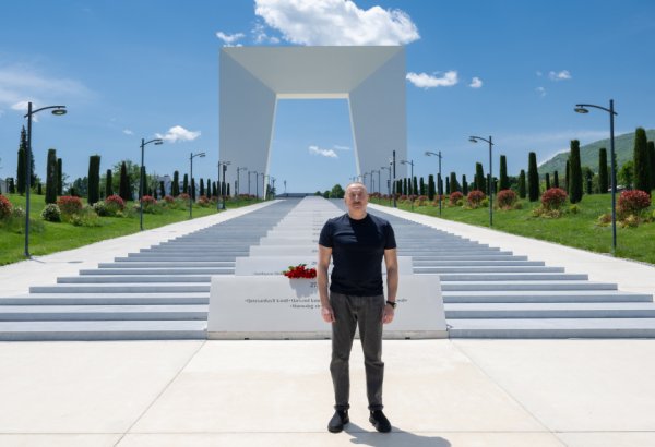 Prezident İlham Əliyev Xankəndi şəhərində Zəfər tağının önünə gül dəstələri düzüb (FOTO/VİDEO)