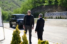 Prezident İlham Əliyev Şuşanın Böyük Qaladərəsi kəndində görülən işlərlə tanış olub, sakinlərlə görüşüb (FOTO/VİDEO)