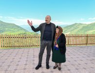 Prezident İlham Əliyev Şuşanın Böyük Qaladərəsi kəndində görülən işlərlə tanış olub, sakinlərlə görüşüb (FOTO/VİDEO)