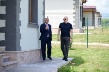 Prezident İlham Əliyev Xocalıda hərbi qulluqçular üçün nəzərdə tutulan fərdi evlərdə yaradılmış şəraitlə tanış olub (FOTO)