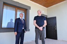 Prezident İlham Əliyev Xocalıda hərbi qulluqçular üçün nəzərdə tutulan fərdi evlərdə yaradılmış şəraitlə tanış olub (FOTO)