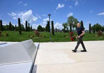 Prezident İlham Əliyev Xankəndi şəhərində Zəfər tağının önünə gül dəstələri düzüb (FOTO)
