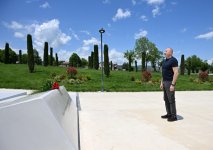 Prezident İlham Əliyev Xankəndi şəhərində Zəfər tağının önünə gül dəstələri düzüb (FOTO)