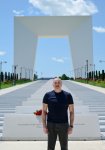 Prezident İlham Əliyev Xankəndi şəhərində Zəfər tağının önünə gül dəstələri düzüb (FOTO)
