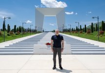 Prezident İlham Əliyev Xankəndi şəhərində Zəfər tağının önünə gül dəstələri düzüb (FOTO)