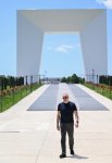 Prezident İlham Əliyev Xankəndi şəhərində Zəfər tağının önünə gül dəstələri düzüb (FOTO)