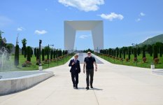 Prezident İlham Əliyev Xankəndi şəhərində Zəfər tağının önünə gül dəstələri düzüb (FOTO)