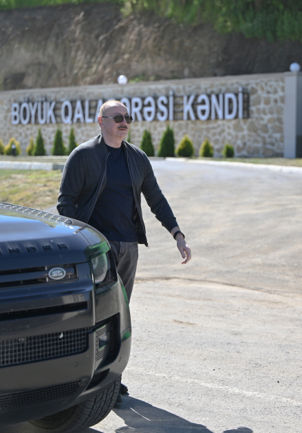 Prezident İlham Əliyev Şuşanın Böyük Qaladərəsi kəndində görülən işlərlə tanış olub, sakinlərlə görüşüb (FOTO/VİDEO)