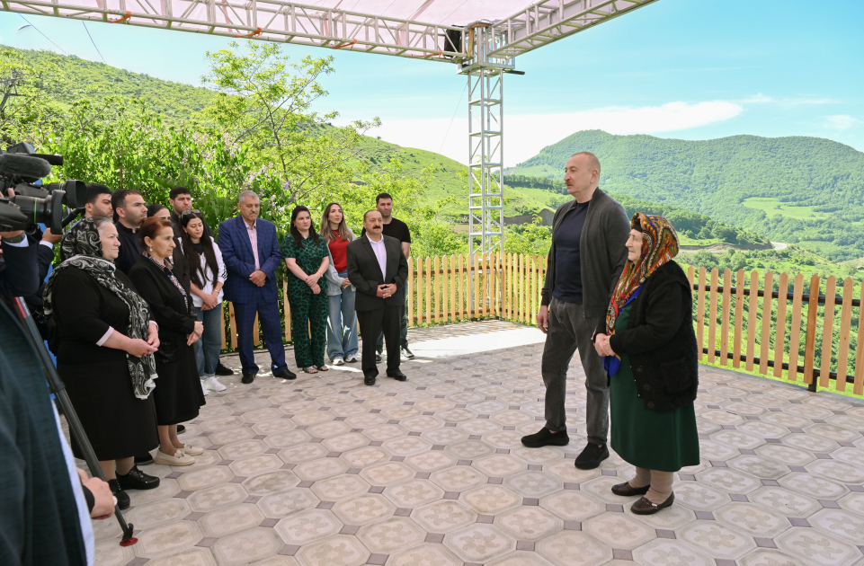 Prezident İlham Əliyev Şuşanın Böyük Qaladərəsi kəndində görülən işlərlə tanış olub, sakinlərlə görüşüb (FOTO/VİDEO)