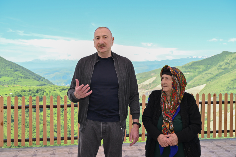 Prezident İlham Əliyev Şuşanın Böyük Qaladərəsi kəndində görülən işlərlə tanış olub, sakinlərlə görüşüb (FOTO/VİDEO)