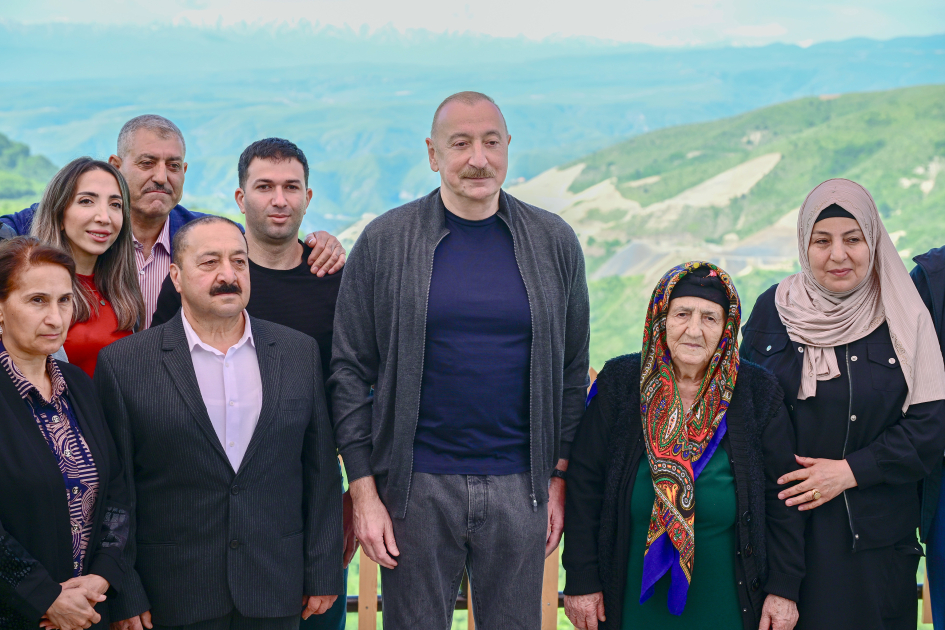Prezident İlham Əliyev Şuşanın Böyük Qaladərəsi kəndində görülən işlərlə tanış olub, sakinlərlə görüşüb (FOTO/VİDEO)