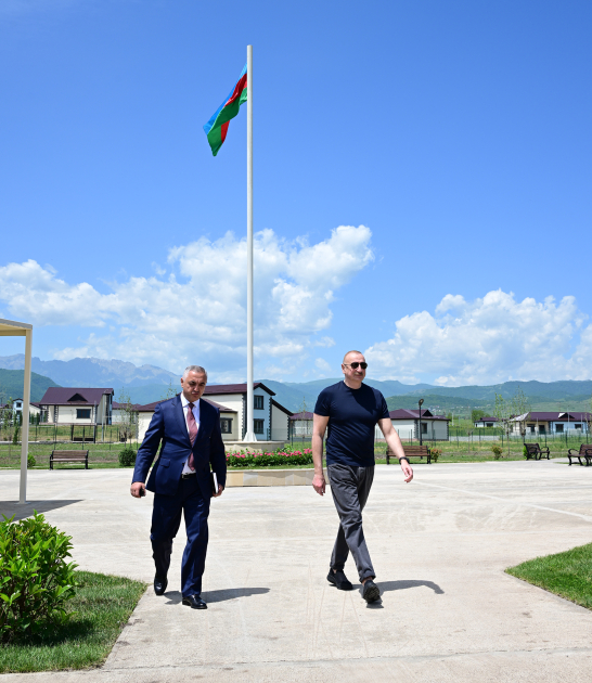 Prezident İlham Əliyev Xocalıda hərbi qulluqçular üçün nəzərdə tutulan fərdi evlərdə yaradılmış şəraitlə tanış olub (FOTO)