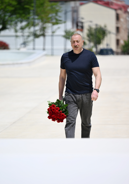 Prezident İlham Əliyev Xankəndi şəhərində Zəfər tağının önünə gül dəstələri düzüb (FOTO)