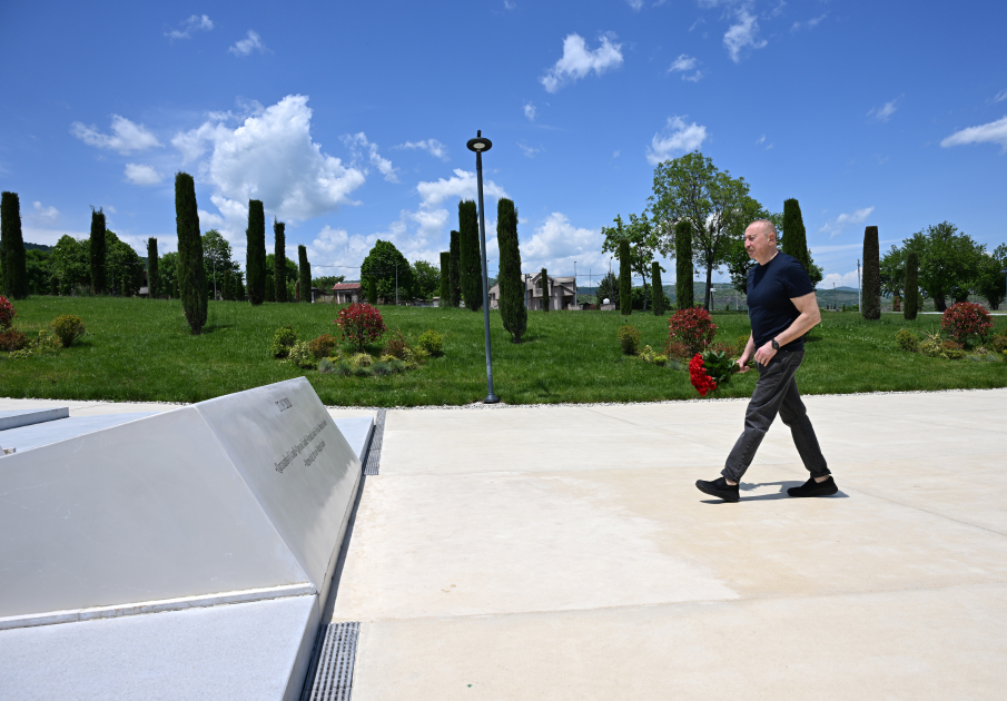 Prezident İlham Əliyev Xankəndi şəhərində Zəfər tağının önünə gül dəstələri düzüb (FOTO)