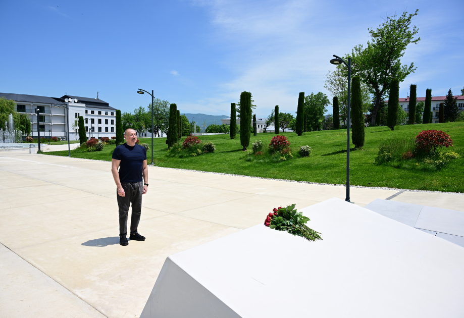 Prezident İlham Əliyev Xankəndi şəhərində Zəfər tağının önünə gül dəstələri düzüb (FOTO)