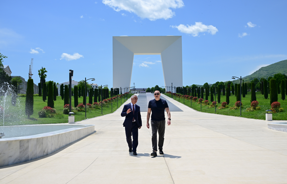 Prezident İlham Əliyev Xankəndi şəhərində Zəfər tağının önünə gül dəstələri düzüb (FOTO)
