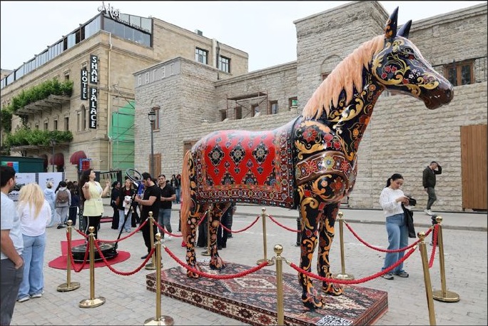 İçərişəhərdə "Qarabağ Mədəniyyət Xəritəsi - Hər Rayonun Öz Səsi" festivalının açılışı olub (FOTO)