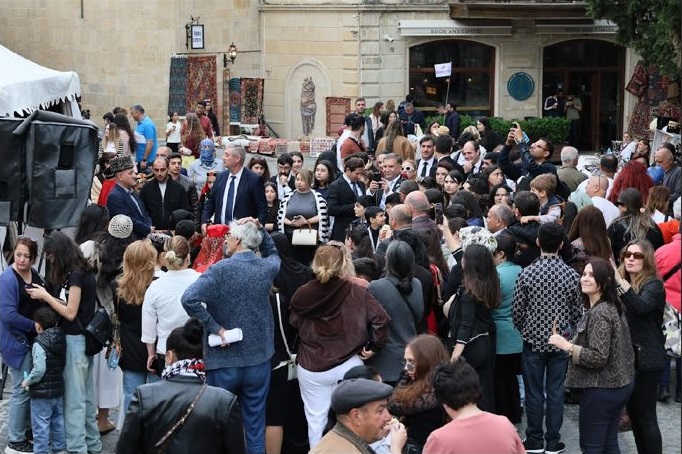 İçərişəhərdə "Qarabağ Mədəniyyət Xəritəsi - Hər Rayonun Öz Səsi" festivalının açılışı olub (FOTO)